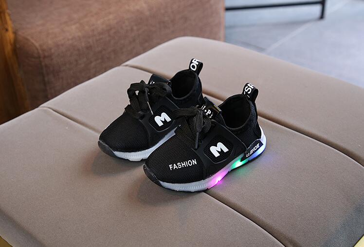 New Children's Flashing Lights Sneakers